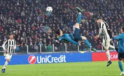 Cristiano Ronaldo marca un gol de chilena frente a la Juventus en el partido de ida de los cuartos de final de la Champions en Turín (Italia).