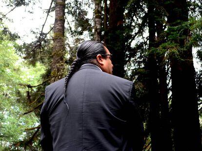 Javier Kinney, miembro del consejo de gobierno de la tribu Yurok, en un bosque de secuoyas de la reserva.