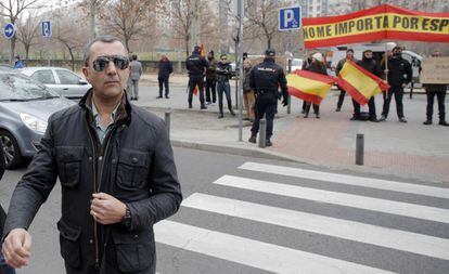 Uno de los acusados del asalto de un grupo de extrema derecha a la librer&iacute;a Blanquerna de Madrid en 2013 en Madrid, a su llegada a la cuarta sesi&oacute;n del juicio en la Audiencia Provincial de Madrid.