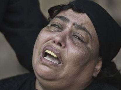 Una mujer egipcia llora tras la muerte a tiros de un familiar durante uan boda copta en uan iglesia de El Cairo. 