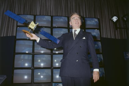 Rupert Murdoch posa con una maqueta del satélite Astra, puesto en órbita en noviembre de 1988. El magnate australiano adquirió cuatro canales para difundir por este satélite.