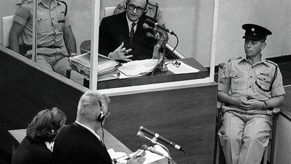 El criminal nazi Adolf Eichmann durante el juicio que lo condenó a muerte desde Israel, el 22 de junio de 1961.