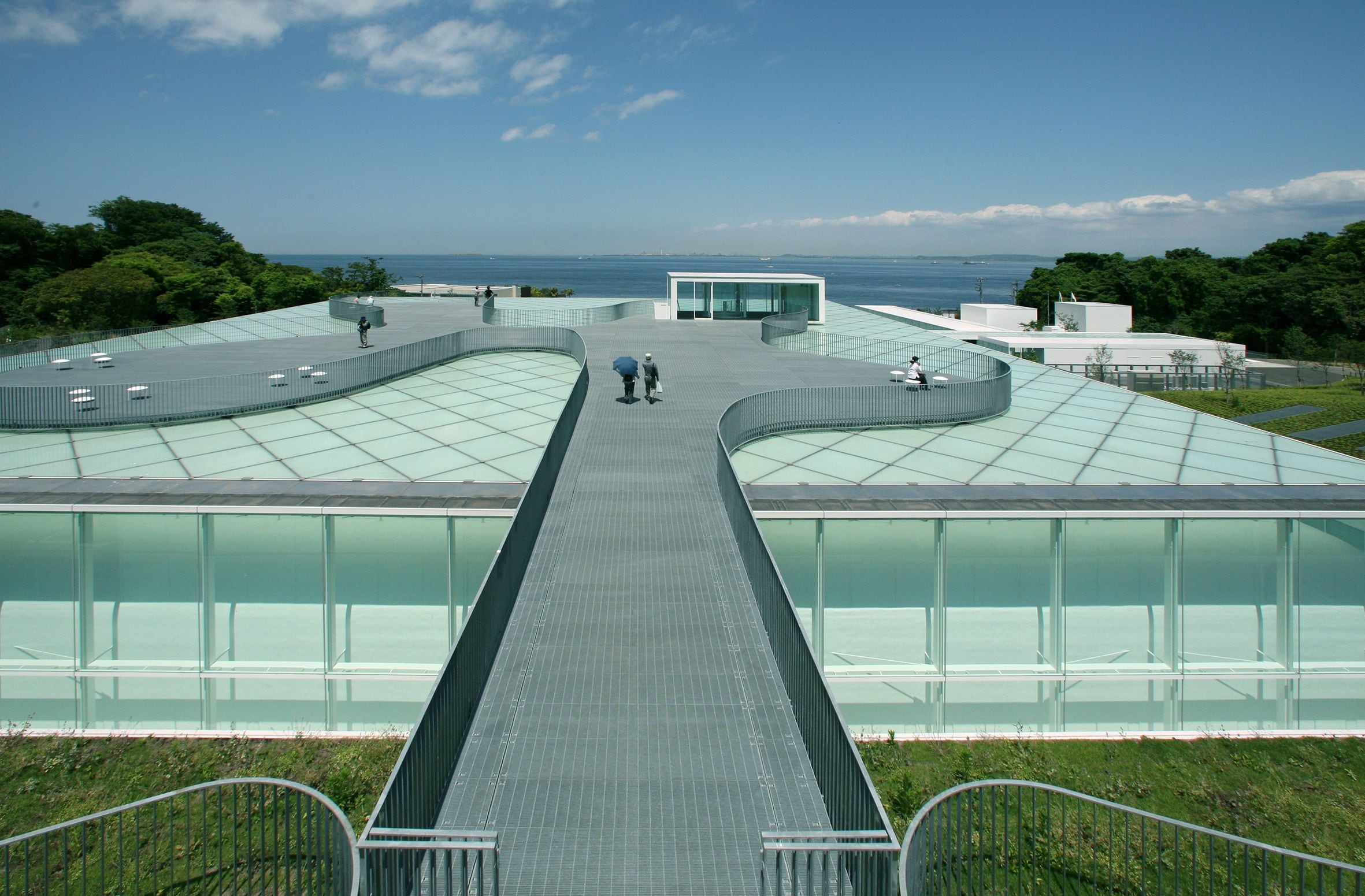 Museo de Arte de Yokosuka, 2006 Frente a la bahía de Tokio un museo transparente sostiene un mirador convertido en paisaje.