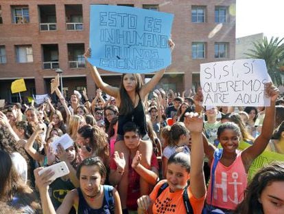 Miles de estudiantes protestan frente a la Consejer&iacute;a de Educaci&oacute;n por las altas temperaturas en las aulas. 