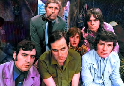 Los miembros del grupo de comedia Monty Python en 1969: detrás, de izquierda a derecha, Graham Chapman, Eric Idle y Terry Gilliam;  al frente, John Cleese y Michael Palin.