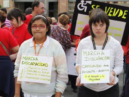 Participantes en la Marcha por la discapacidad, ayer en el Mercado Central de Alicante.