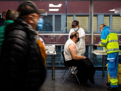 Un hombre recibe la vacuna contra la covid en el WiZink Center de Madrid, el 30 de noviembre.