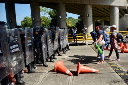 Migrantes de Haiti y centroamericanos chocan con la Guardia Nacional en la carretera a Tapachula, Chiapas.