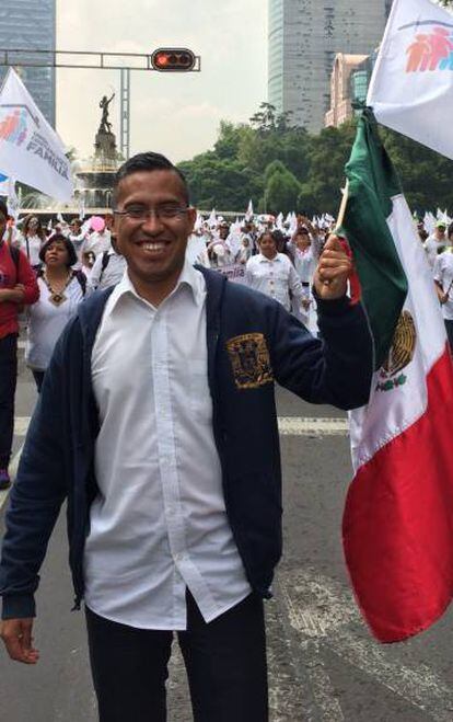 Activista durante la marcha por la familia