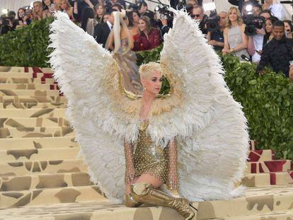 Katy Perry en la gala MET, cuya temática eran los cuerpos celestiales.