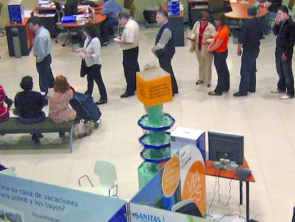 Clientes en una oficina bancaria