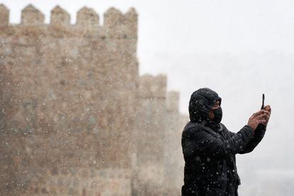 Nieve, lluvia y viento ponen en alerta a 11 comunidades. Este lunes nevó en varias ciudades, entre ellas Ávila. En puntos de Aragón y de La Rioja dejarán un espesor de hasta 20 centímetros, informa la Agencia Estatal de Meteorología (Aemet).