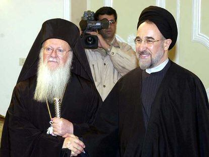 En 2002, en Teherán, el presidente iraní Mohamed Jatamí (derecha) y el patriarca ecuménico Bartholomew