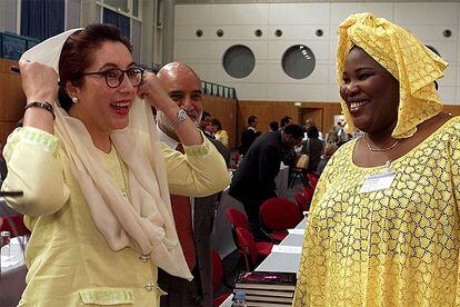 La paquistaní Benazir Bhutto, izquierda, y la senegalesa Aminata Ndiaye, en la Internacional Socialista.