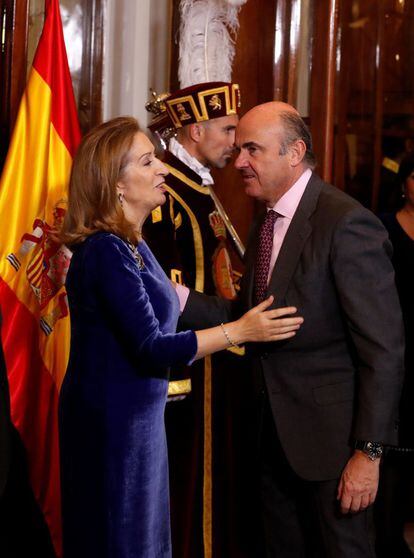 La presidenta de la Cámara Baja, Ana Pastor (i), saluda al ministro de Economía, Luis de Guindos (d).