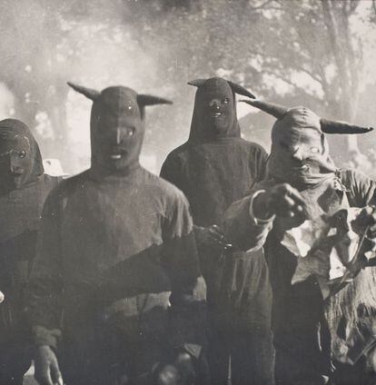 'Sin título, Carnaval de Huejotzingo, Puebla', 1941, de Kati Horna. © 2005 Ana María Norah Horna y Fernández