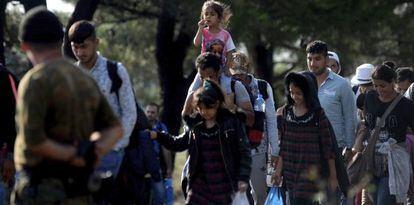 Un grupo de refugiados cruzan esta mañana la frontera de Macedonia con Grecia.
