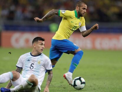 Alves (d) en la semifinal contra Argentina.