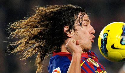 Puyol trata de controlar el balón, el año pasado.