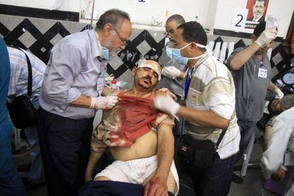 Uno de los seguidores de Morsi es atendido de sus heridas tras los enfrentamientos con la policía.