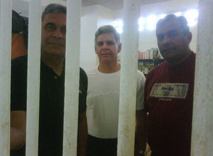 Los generales Isaías Baduel (izquierda) y Wilfredo Barroso (centro) junto al almirante Carlos Millán, en el penal donde se encuentran recluidos sin juicio.