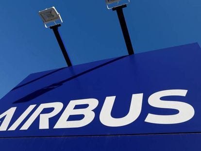 Logo de Airbus en la sede de la compañía en Blagnac, cerca de Toulouse (Francia).