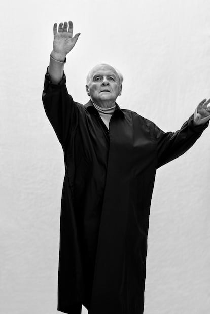 Anthony Hopkins viste chaqueta Sacai y jersey Tom Ford.
