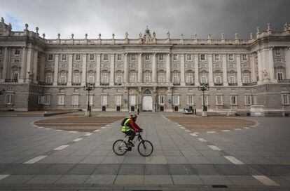 Un ciclista pasa frente al Palacio Real por el espacio peatonal construido sobre la calle de Bailén, este lunes en Madrid.