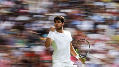 Carlos Alcaraz durante la final de Wimbledon ante Novak Djokovic, este domingo.