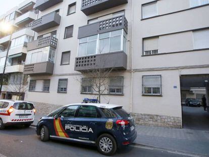 Edificio donde un matrimonio y su hija de 12 años han fallecido en Alicante.