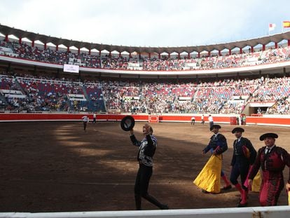 Pablo Hermoso de Mendoza pasea la oreja de su primer toro.