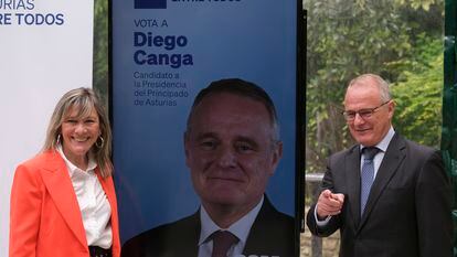Esther Llamazares, junto al candidato del PP a la presidencia de Asturias, Diego Canga, el pasado mayo, en Avilés.