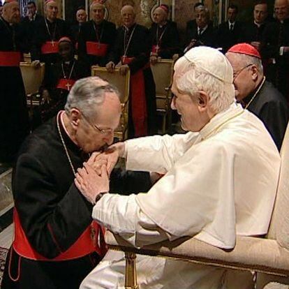 Un cardenal besa la mano de Benedicto XVI en una audiencia celebrada esta mañana.