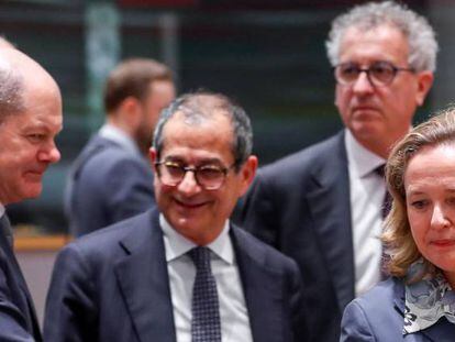  La ministra espa&ntilde;ola de Econom&iacute;a, Nadia Calvi&ntilde;o (dcha), su hom&oacute;logo italiano Giovanni Tria (c), y el ministro alem&aacute;n de Finanzas, Olaf Scholz, a su llegada al Ecofin.