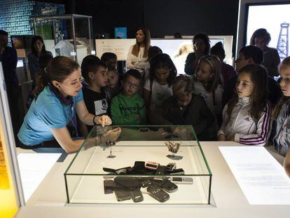 Un grupo de ni&ntilde;os en la muestra del Museo Nacional de Ciencia y Tecnolog&iacute;a que especula sobre el futuro del mundo. 