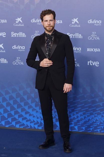 Álvaro Cervantes, cuya hermana Ángela Cervantes estaba nominada por su papel en La Maternal, eligió un traje negro clásico que combinó con una camisa bicolor transparente, un total look de Dsquared2.