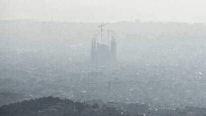 Panoràmica de Barcelona envoltada d'un núvol de contaminació