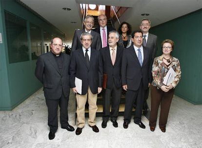 Los presidente de las cajas con Griñán y Martínez Aguayo, en junio de 2008.