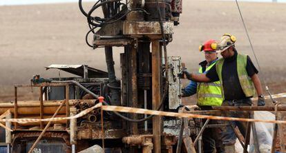 Unos técnicos sondean el terreno donde se instalará el almacén nuclear.
