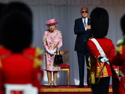 Isabel II recibe al presidente de los Estados Unidos, Joe Biden, este domingo en el Castillo de Windsor.