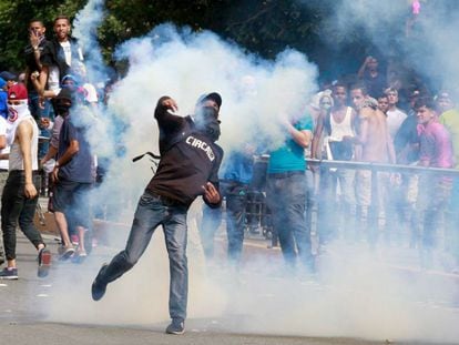 Manifestantes durante una protesta contra el Gobierno del presidente de Venezuela, Nicol&aacute;s Maduro, en Caracas. 