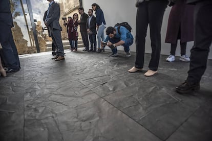 'Fragmentos', el "contramonumento" de Doris Salcedo en el centro de Bogotá hecho con el metal fundido de las armas de las FARC.