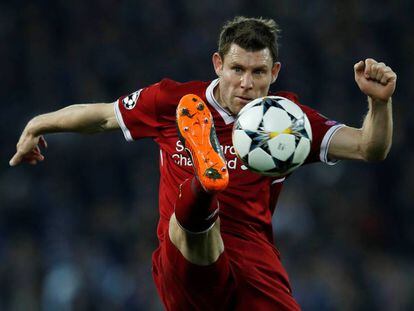 James Milner, del Liverpool, controla el balón en un instante del partido contra el Oporto.