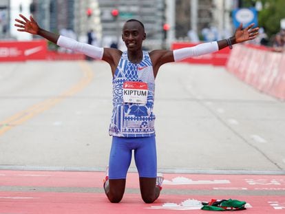 Kelvin Kiptum celebraba en meta su victoria y récord del mundo de maratón, este domingo en Chicago (EE UU).