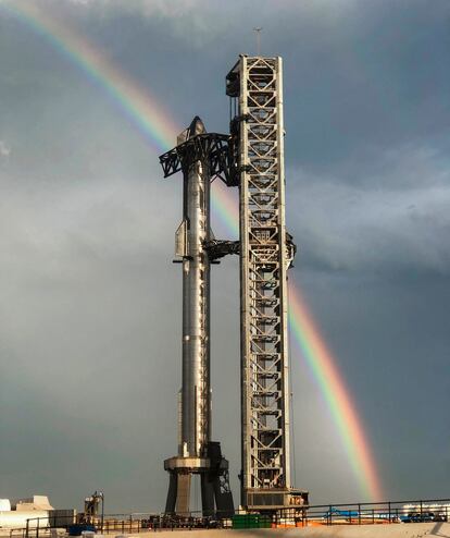 La nave espacial 'Starship', ubicada sobre el cohete Super Heavy en Boca Chica, Texas, el día 10.