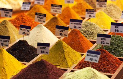 El Bazar Egipcio se remonta al siglo XVII. Es el lugar ideal para encontrar especias, frutos secos o los dulces tradicionales de Turquía.
