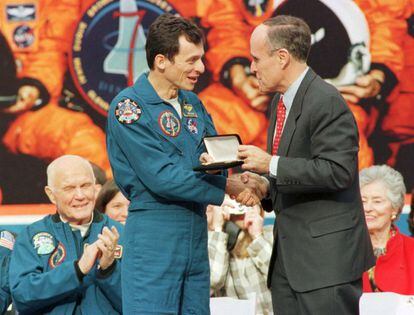 Pedro Duque recibe las llaves de la ciudad de Nueva York de manos del alcalde, Rudolph Giuliani, durante una ceremonia en honor de la tripulación del transbordador espacial 'Discovery', en noviembre de 1998. A su espalda, el veterano John Glenn.