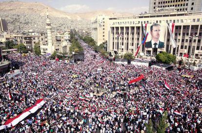 Cientos de miles de seguidores del presidente sirio, Bachar al Asad, se manifiestan en Damasco.
