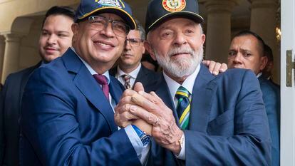 Gustavo Petro y Lula da Silva se dan la mano, en Bogotá, el 17 de abril de 2024.