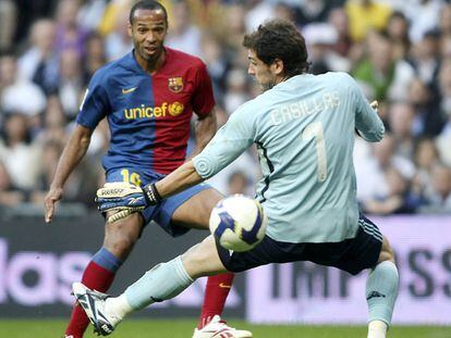 Henry supera a Casillas y consigue el primer gol del Barça.